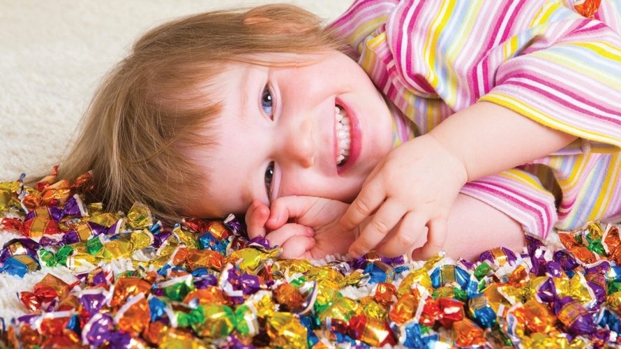 konfety deti 890x500 - Что делать, если ребенок постоянно хочет сладкого?